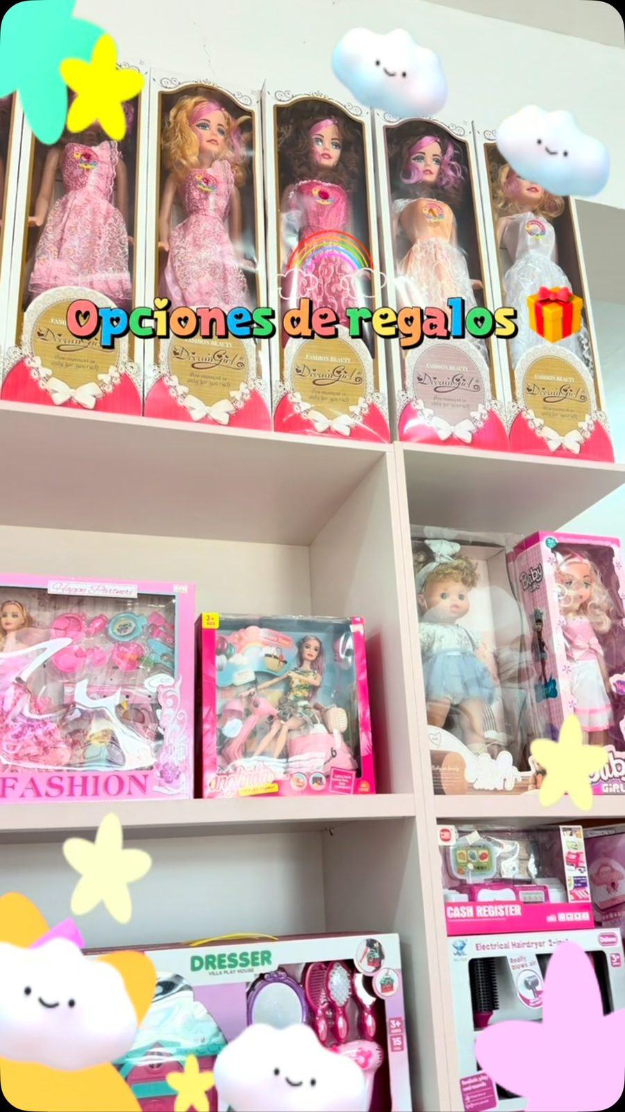 Estante con muñecas y juguetes en el local