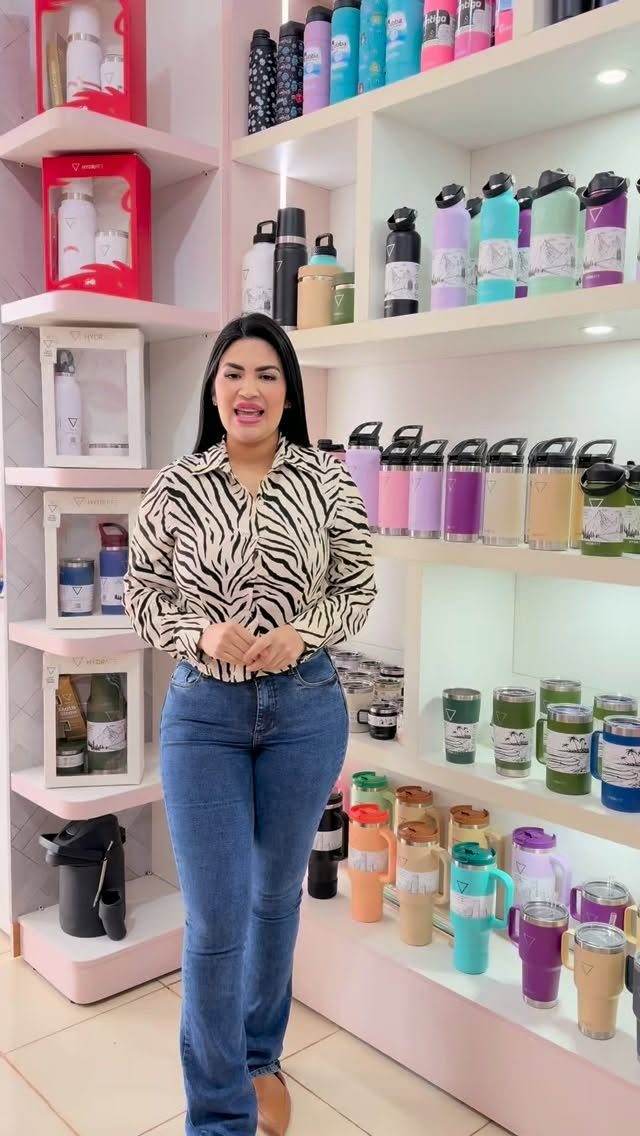 Interior del local con las góndolas cargadas de productos