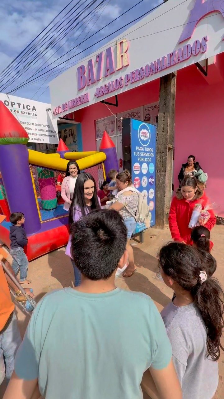 Vereda del local un día de evento, con gente entrando