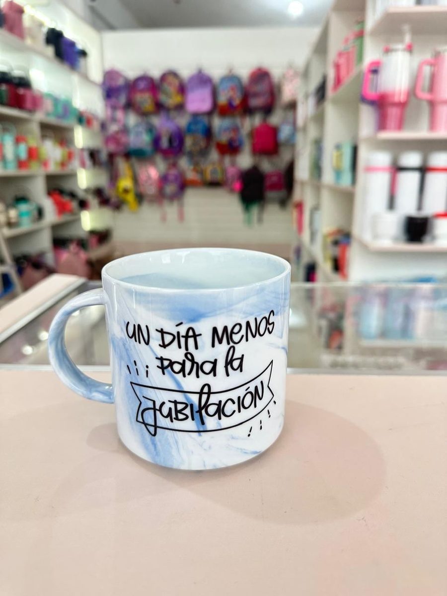 Taza celeste con una frase impresa