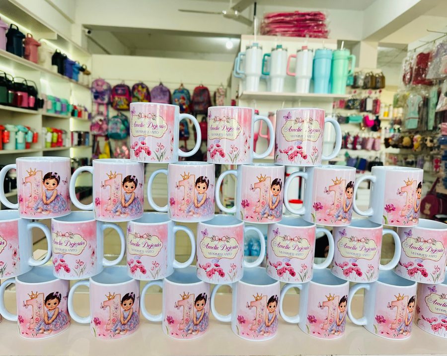 Muchas tazas personalizadas iguales, apiladas sobre el mostrador