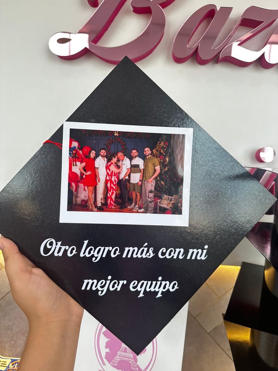 Birrete de graduación con una foto impresa en la parte superior