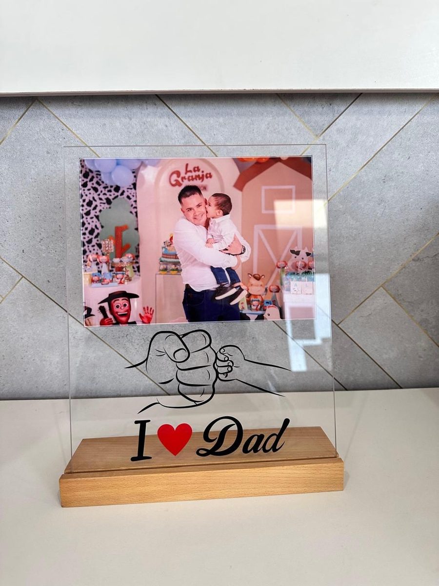 Placa de madera con una foto familiar y la leyenda I love Dad