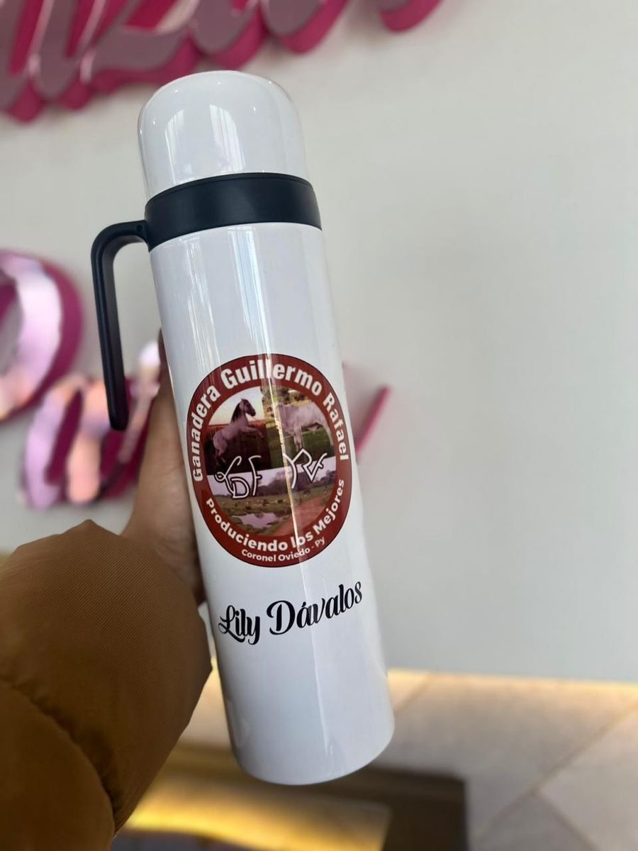 Vaso térmico blanco con manija y un personaje impreso
