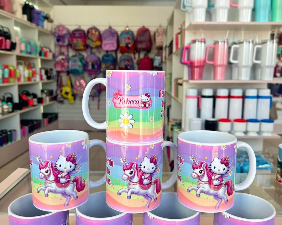Tazas personalizadas con un personaje infantil, apiladas en el local